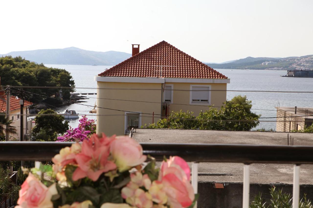 Apartments By The Sea Trogir - 15011 Bagian luar foto